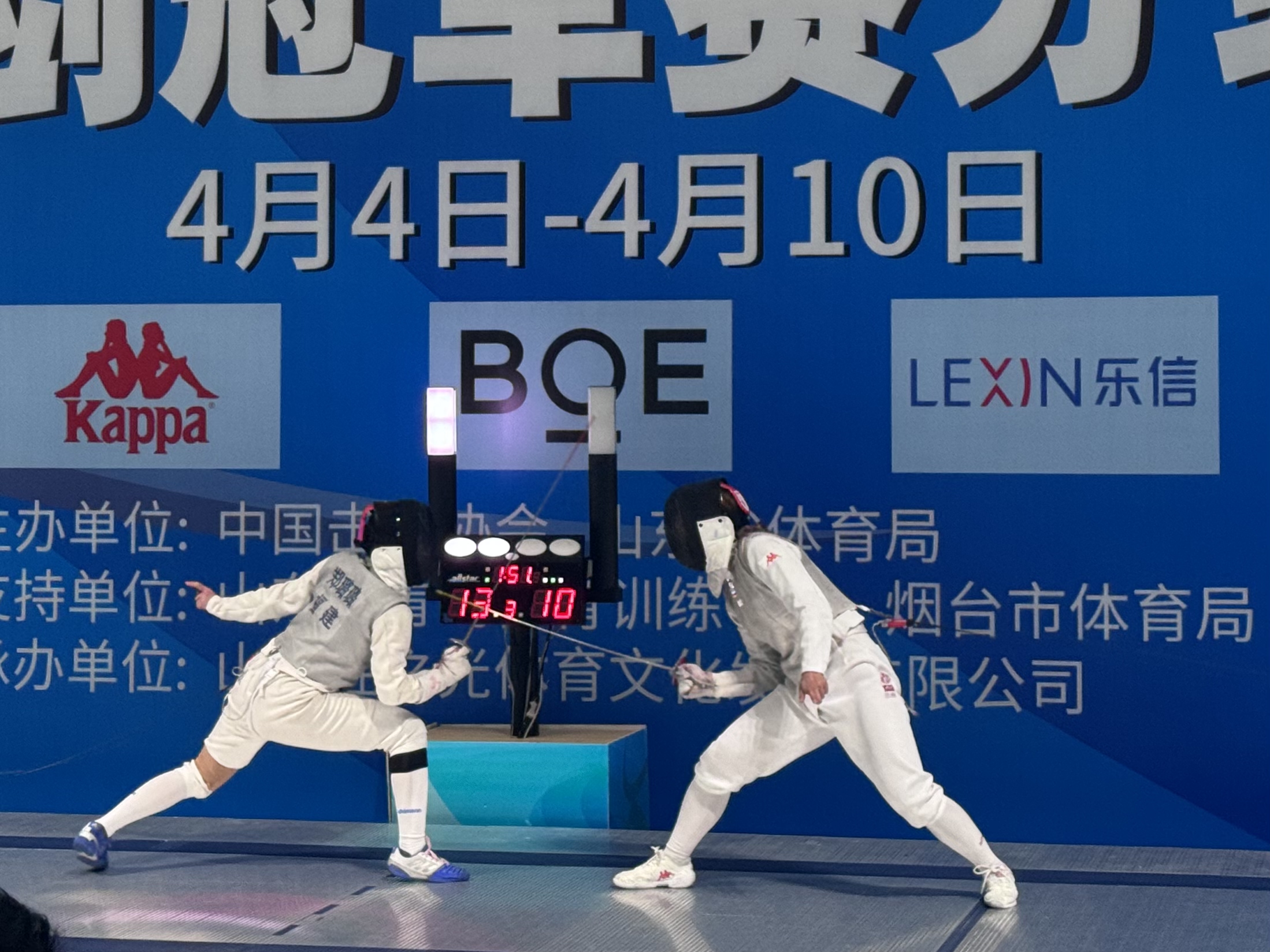 乐鱼体育登陆入口-击剑团体赛选手团结拼搏