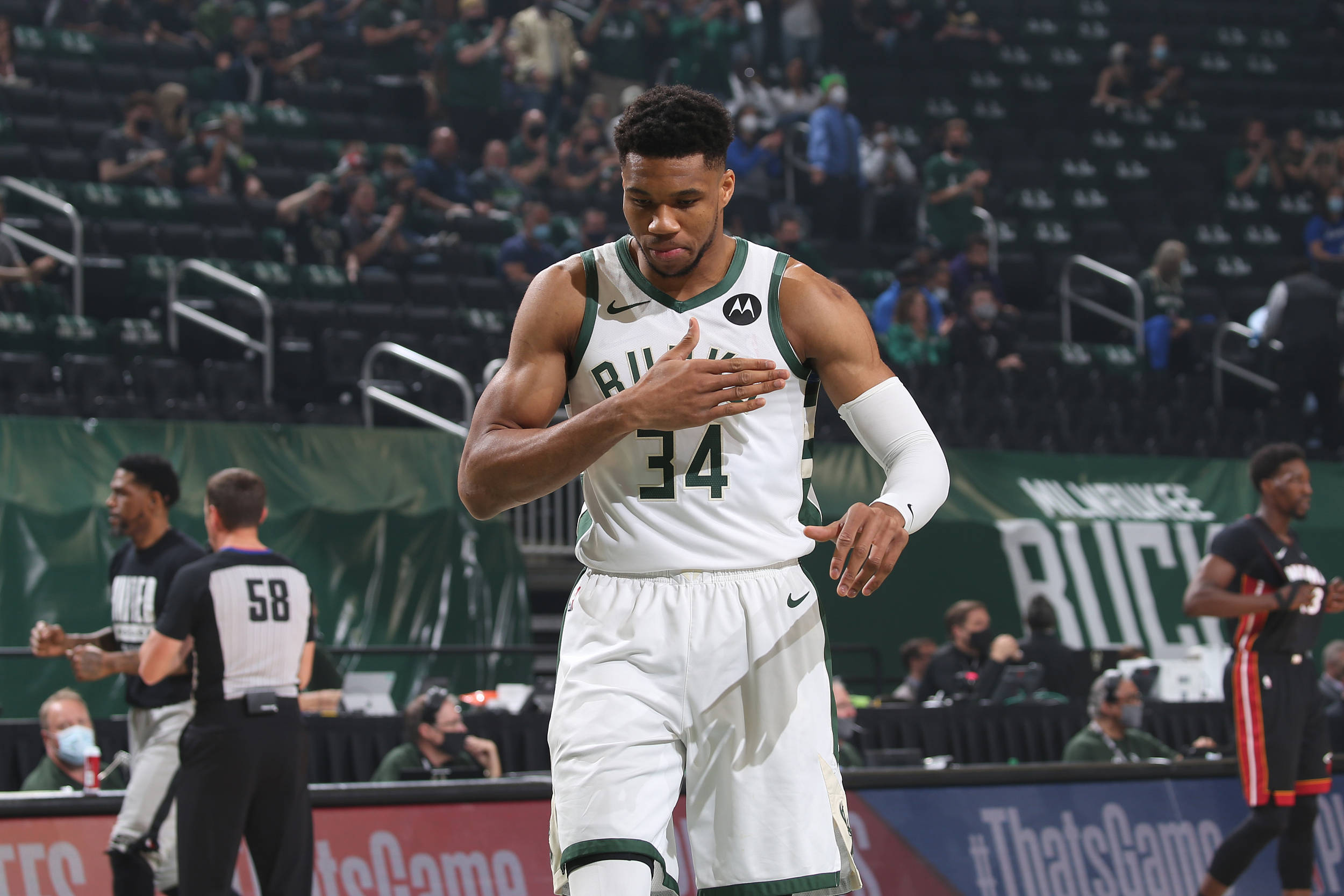 乐鱼体育线上网站-雄鹿胜篮网，字母哥砍下35分