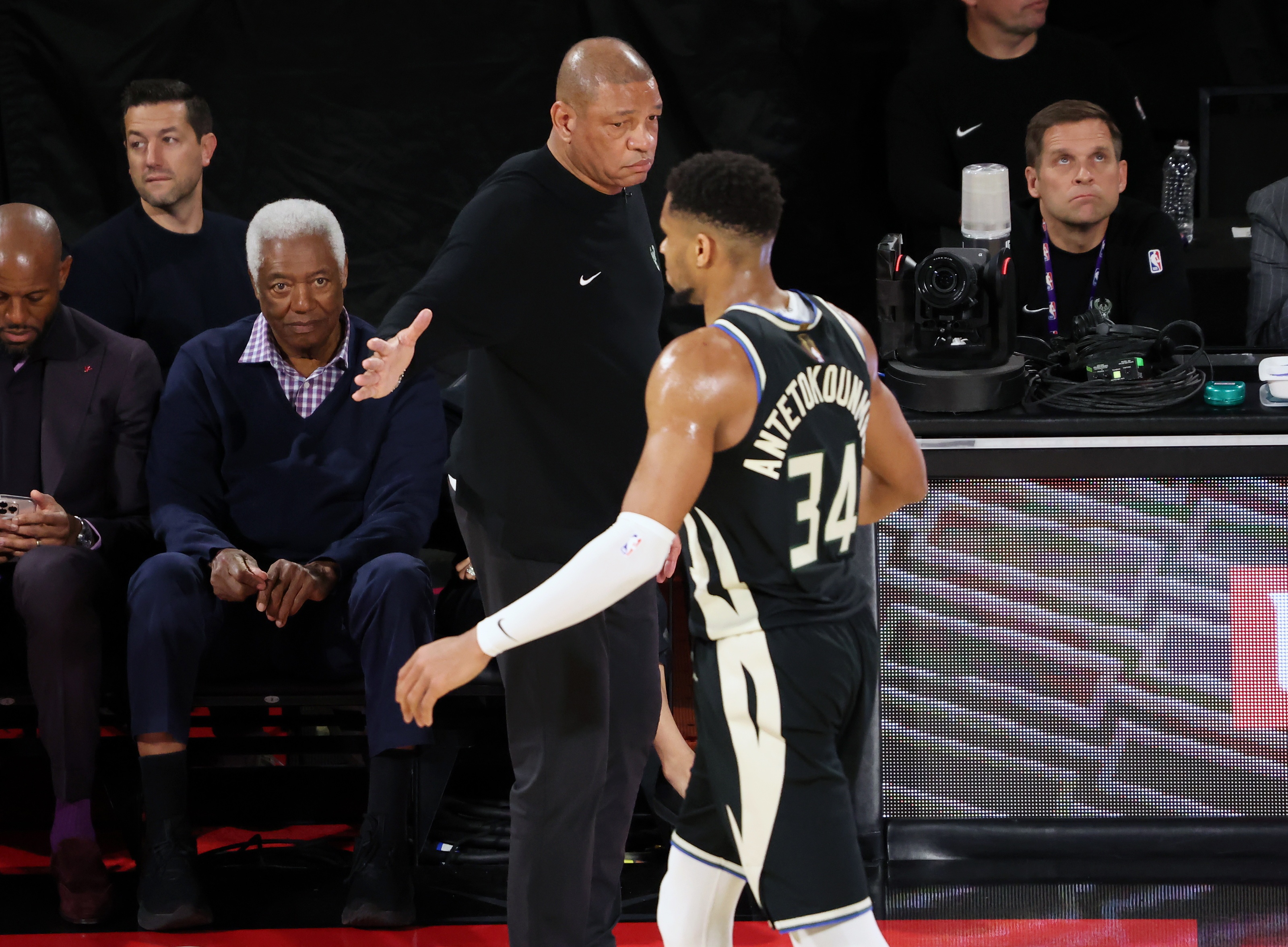 雄鹿胜篮网，字母哥砍下35分