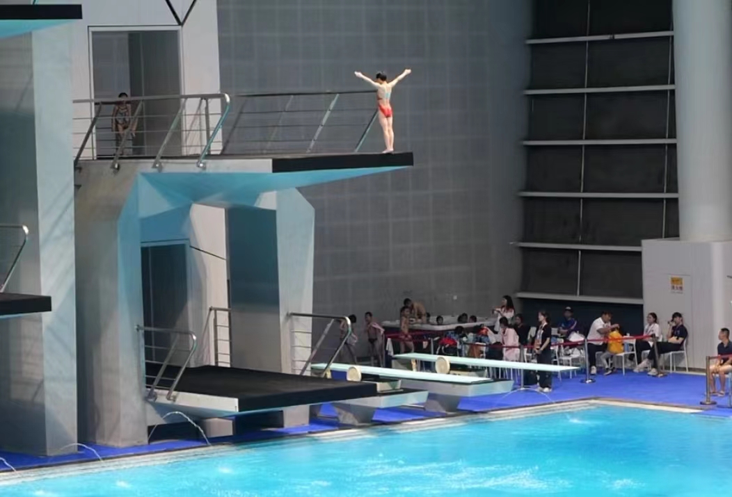 跳水赛场上选手高难动作完美呈现 跳水赛场上选手高难动作完美呈现