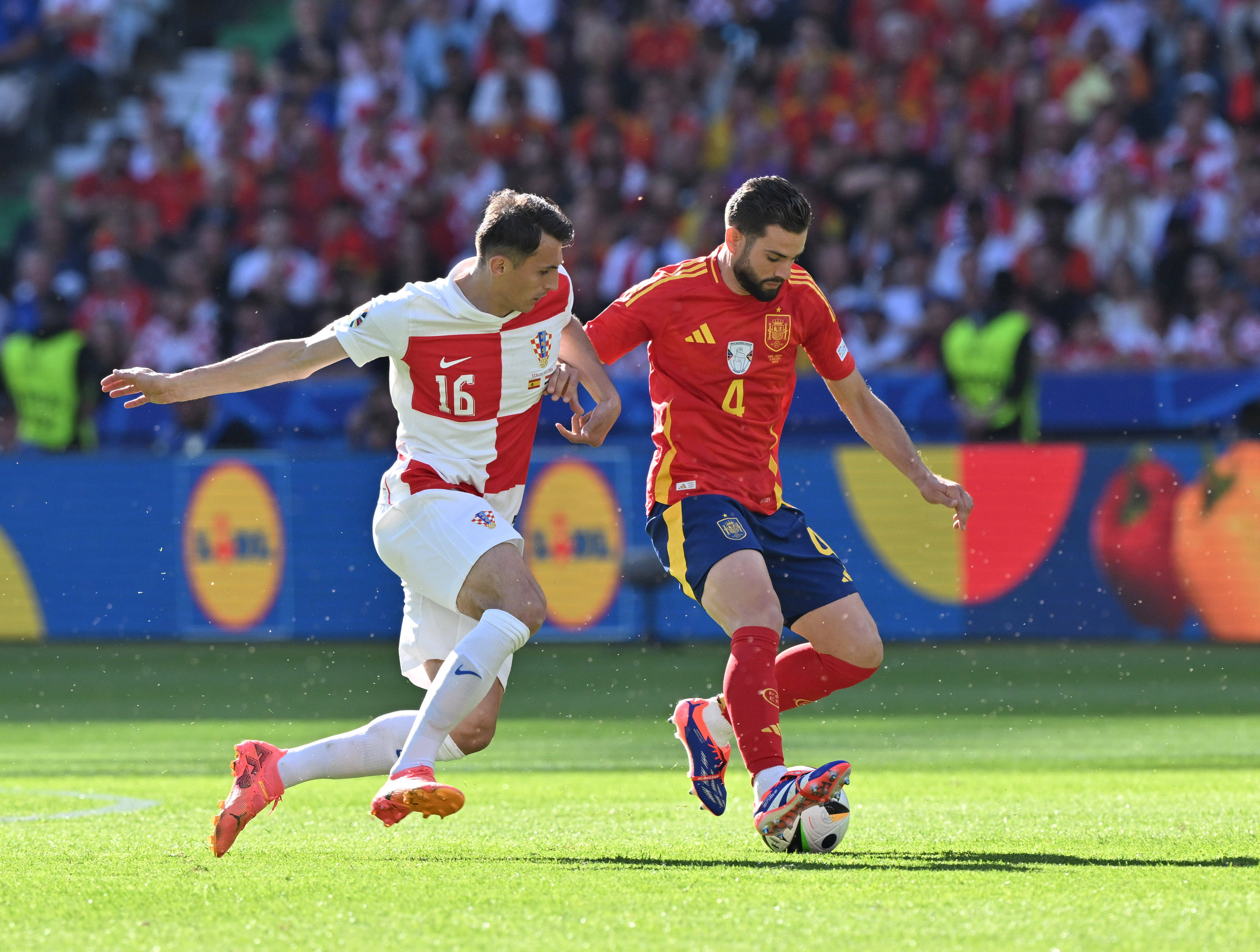 西班牙队在国际比赛中夺得胜利