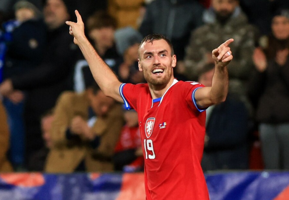 英格兰羽毛球队横扫马来西亚羽毛球队，辛杜制霸全场